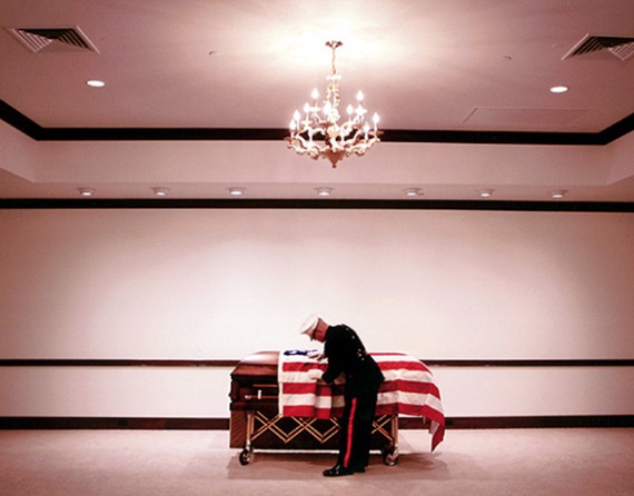 イラク戦争で戦死したアメリカ合衆国海兵隊軍人の葬儀の舞台裏